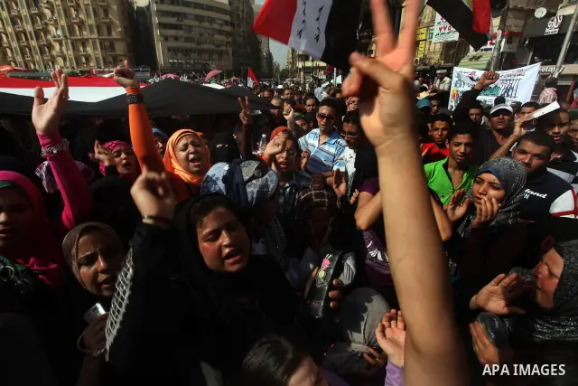 Egyptian protesters demonstrate a day after a court sentenced deposed president Hosni Mubarak to life in prison, at Tahrir Square in Cairo June 3, 2012. Egyptian pro-democracy campaigners called for a new uprising on Sun...