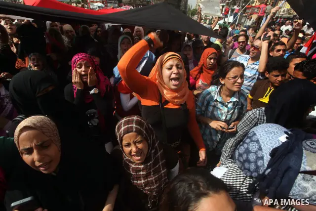 Egyptian protesters demonstrate a day after a court sentenced deposed president Hosni Mubarak to life in prison, at Tahrir Square in Cairo June 3, 2012. Egyptian pro-democracy campaigners called for a new uprising on Sun...