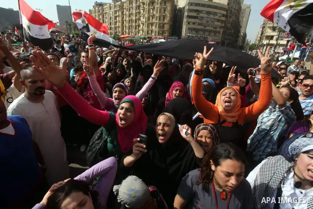 Egyptian protesters demonstrate a day after a court sentenced deposed president Hosni Mubarak to life in prison, at Tahrir Square in Cairo June 3, 2012. Egyptian pro-democracy campaigners called for a new uprising on Sun...
