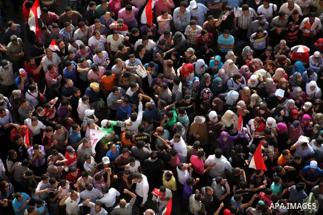 Egyptian protesters demonstrate a day after a court sentenced deposed president Hosni Mubarak to life in prison, at Tahrir Square in Cairo June 3, 2012. Egyptian pro-democracy campaigners called for a new uprising on Sun...