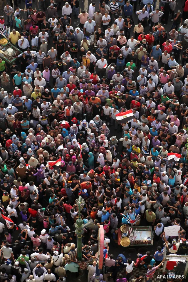 Egyptian protesters demonstrate a day after a court sentenced deposed president Hosni Mubarak to life in prison, at Tahrir Square in Cairo June 3, 2012. Egyptian pro-democracy campaigners called for a new uprising on Sun...