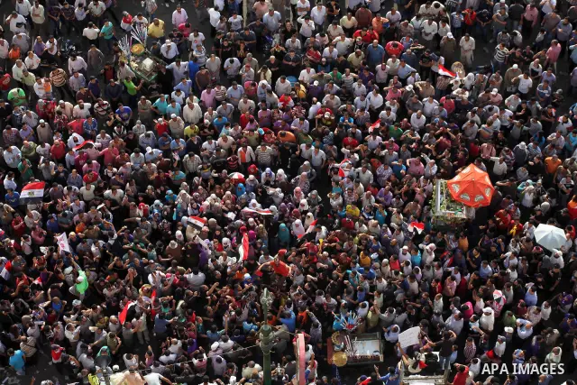 Egyptian protesters demonstrate a day after a court sentenced deposed president Hosni Mubarak to life in prison, at Tahrir Square in Cairo June 3, 2012. Egyptian pro-democracy campaigners called for a new uprising on Sun...