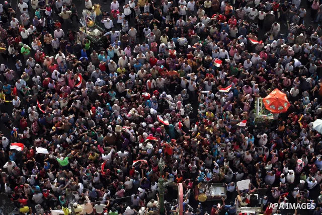 Egyptian protesters demonstrate a day after a court sentenced deposed president Hosni Mubarak to life in prison, at Tahrir Square in Cairo June 3, 2012. Egyptian pro-democracy campaigners called for a new uprising on Sun...