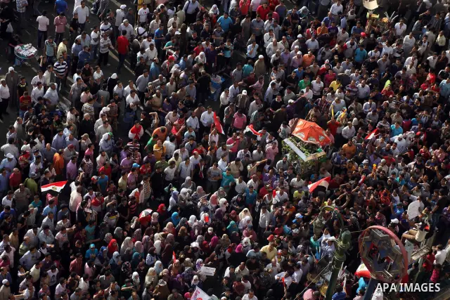 Egyptian protesters demonstrate a day after a court sentenced deposed president Hosni Mubarak to life in prison, at Tahrir Square in Cairo June 3, 2012. Egyptian pro-democracy campaigners called for a new uprising on Sun...