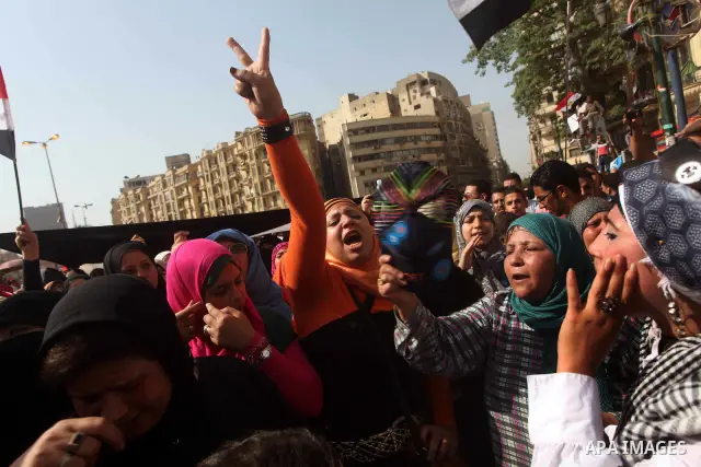 Egyptian protesters demonstrate a day after a court sentenced deposed president Hosni Mubarak to life in prison, at Tahrir Square in Cairo June 3, 2012. Egyptian pro-democracy campaigners called for a new uprising on Sun...