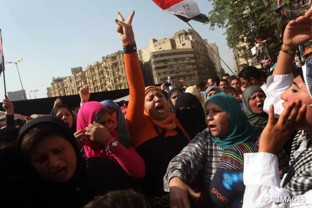 Egyptian protesters demonstrate a day after a court sentenced deposed president Hosni Mubarak to life in prison, at Tahrir Square in Cairo June 3, 2012. Egyptian pro-democracy campaigners called for a new uprising on Sun...