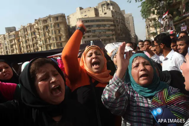 Egyptian protesters demonstrate a day after a court sentenced deposed president Hosni Mubarak to life in prison, at Tahrir Square in Cairo June 3, 2012. Egyptian pro-democracy campaigners called for a new uprising on Sun...