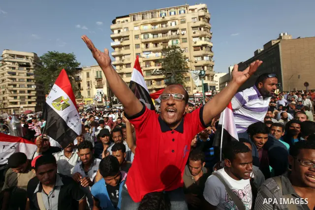Egyptian protesters demonstrate a day after a court sentenced deposed president Hosni Mubarak to life in prison, at Tahrir Square in Cairo June 3, 2012. Egyptian pro-democracy campaigners called for a new uprising on Sun...