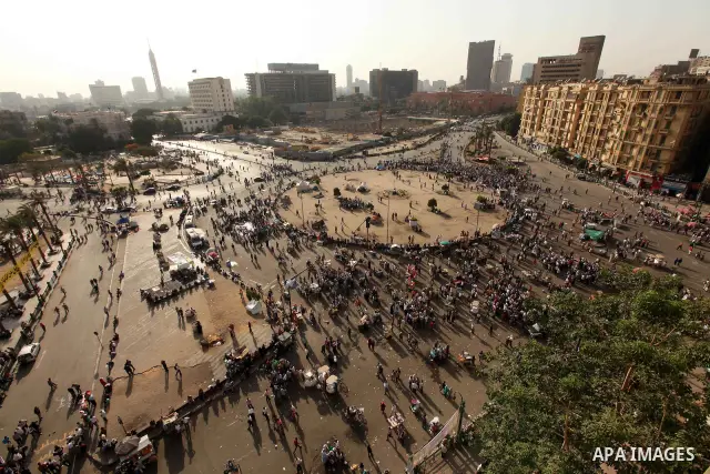 Egyptian protesters demonstrate a day after a court sentenced deposed president Hosni Mubarak to life in prison, at Tahrir Square in Cairo June 3, 2012. Egyptian pro-democracy campaigners called for a new uprising on Sun...