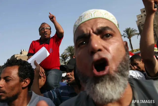 Egyptian protesters demonstrate a day after a court sentenced deposed president Hosni Mubarak to life in prison, at Tahrir Square in Cairo June 3, 2012. Egyptian pro-democracy campaigners called for a new uprising on Sun...