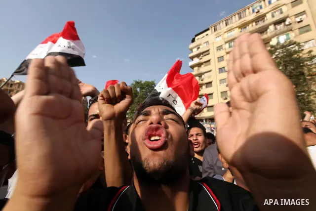Egyptian protesters demonstrate a day after a court sentenced deposed president Hosni Mubarak to life in prison, at Tahrir Square in Cairo June 3, 2012. Egyptian pro-democracy campaigners called for a new uprising on Sun...