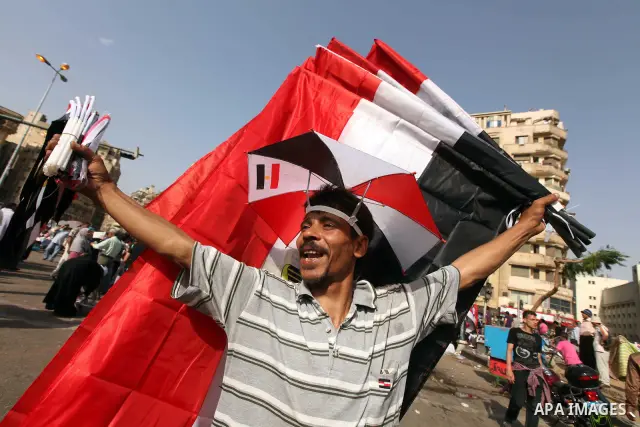 Egyptian protesters demonstrate a day after a court sentenced deposed president Hosni Mubarak to life in prison, at Tahrir Square in Cairo June 3, 2012. Egyptian pro-democracy campaigners called for a new uprising on Sun...