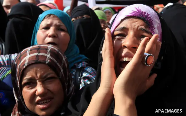 Egyptian protesters demonstrate a day after a court sentenced deposed president Hosni Mubarak to life in prison, at Tahrir Square in Cairo June 3, 2012. Egyptian pro-democracy campaigners called for a new uprising on Sun...