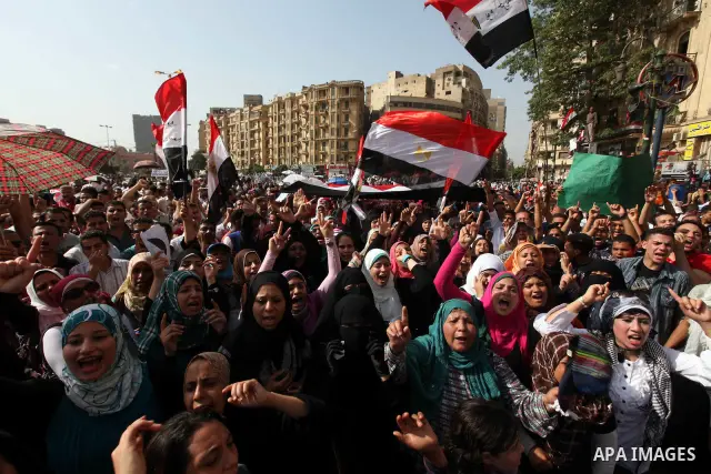 Egyptian protesters demonstrate a day after a court sentenced deposed president Hosni Mubarak to life in prison, at Tahrir Square in Cairo June 3, 2012. Egyptian pro-democracy campaigners called for a new uprising on Sun...