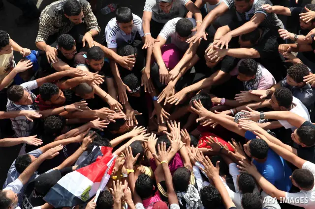 Egyptian protesters demonstrate a day after a court sentenced deposed president Hosni Mubarak to life in prison, at Tahrir Square in Cairo June 3, 2012. Egyptian pro-democracy campaigners called for a new uprising on Sun...
