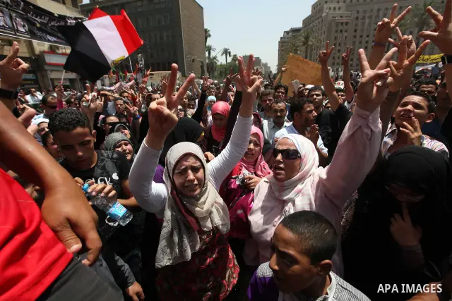Egyptian protesters demonstrate a day after a court sentenced deposed president Hosni Mubarak to life in prison, at Tahrir Square in Cairo June 3, 2012. Egyptian pro-democracy campaigners called for a new uprising on Sun...