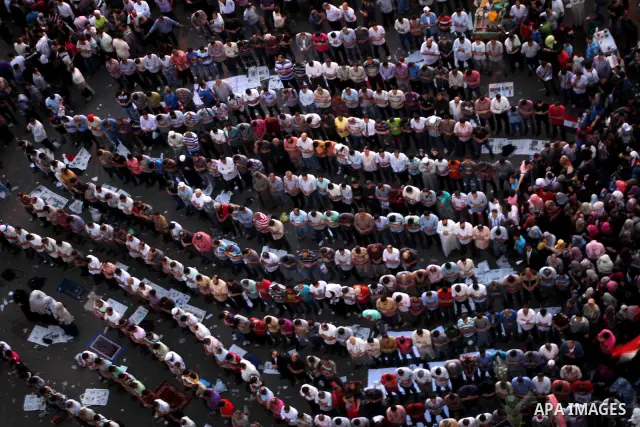 Protesters pray during a protest at Tahrir square in Cairo June 3, 2012. Egyptian pro-democracy campaigners called for a new uprising on Sunday, enraged that a court had spared former leader Hosni Mubarak his life over t...