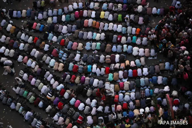 Protesters pray during a protest at Tahrir square in Cairo June 3, 2012. Egyptian pro-democracy campaigners called for a new uprising on Sunday, enraged that a court had spared former leader Hosni Mubarak his life over t...
