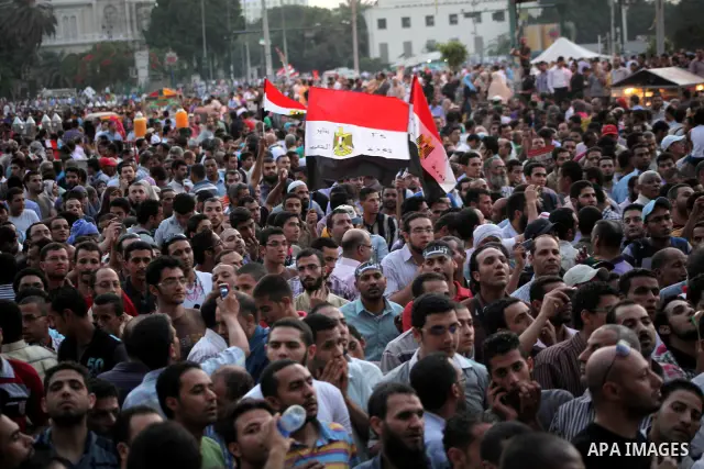 Egyptian protesters demonstrate a day after a court sentenced deposed president Hosni Mubarak to life in prison, at Tahrir Square in Cairo June 3, 2012. Egyptian pro-democracy campaigners called for a new uprising on Sun...