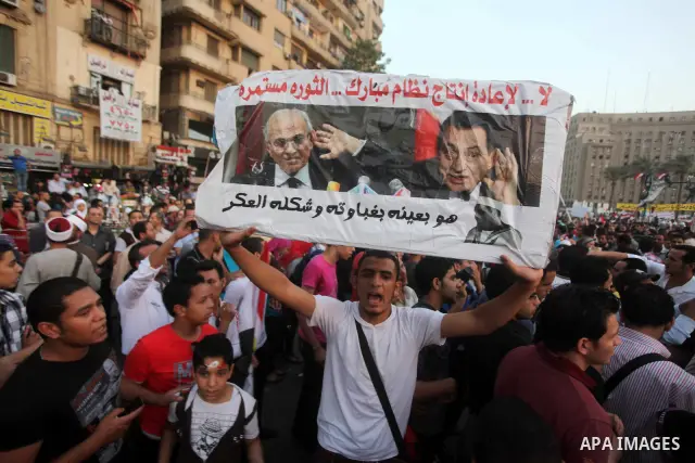 Egyptian protesters demonstrate a day after a court sentenced deposed president Hosni Mubarak to life in prison, at Tahrir Square in Cairo June 3, 2012. Egyptian pro-democracy campaigners called for a new uprising on Sun...