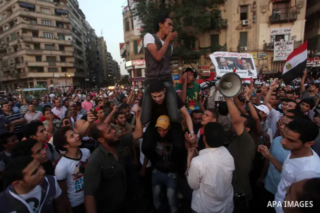 Egyptian protesters demonstrate a day after a court sentenced deposed president Hosni Mubarak to life in prison, at Tahrir Square in Cairo June 3, 2012. Egyptian pro-democracy campaigners called for a new uprising on Sun...
