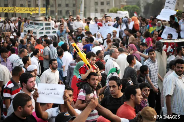 Egyptian protesters demonstrate a day after a court sentenced deposed president Hosni Mubarak to life in prison, at Tahrir Square in Cairo June 3, 2012. Egyptian pro-democracy campaigners called for a new uprising on Sun...