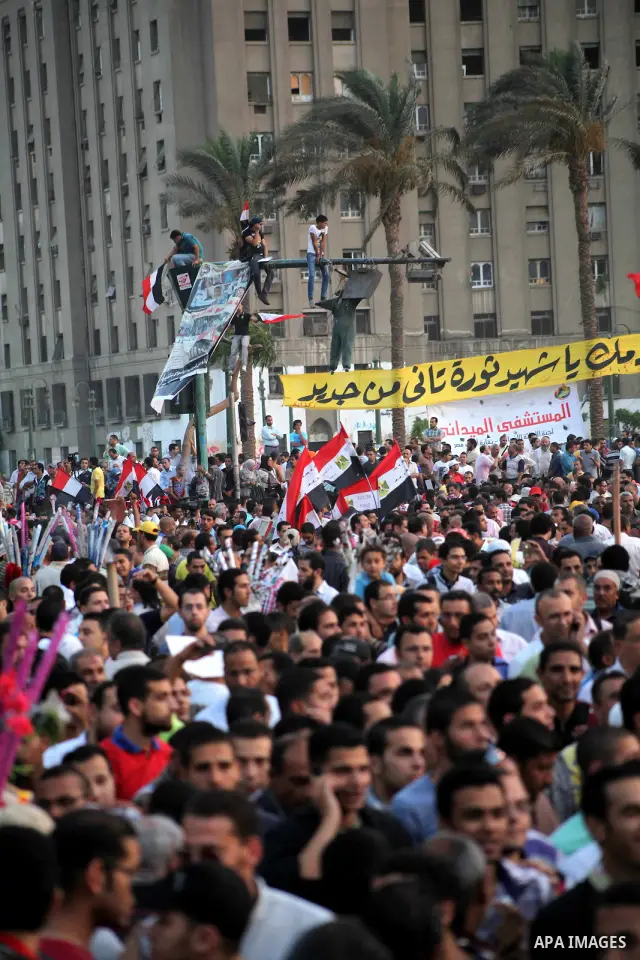 Egyptian protesters demonstrate a day after a court sentenced deposed president Hosni Mubarak to life in prison, at Tahrir Square in Cairo June 3, 2012. Egyptian pro-democracy campaigners called for a new uprising on Sun...