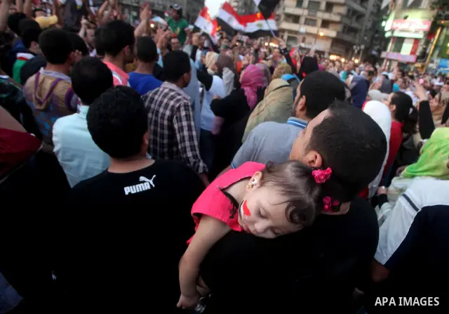 Egyptian protesters demonstrate a day after a court sentenced deposed president Hosni Mubarak to life in prison, at Tahrir Square in Cairo June 3, 2012. Egyptian pro-democracy campaigners called for a new uprising on Sun...