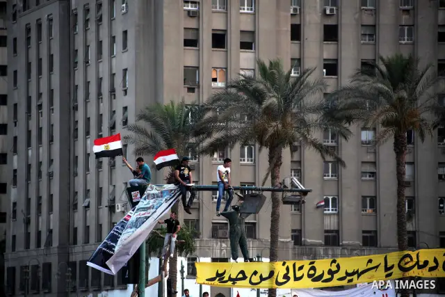 Egyptian protesters demonstrate a day after a court sentenced deposed president Hosni Mubarak to life in prison, at Tahrir Square in Cairo June 3, 2012. Egyptian pro-democracy campaigners called for a new uprising on Sun...