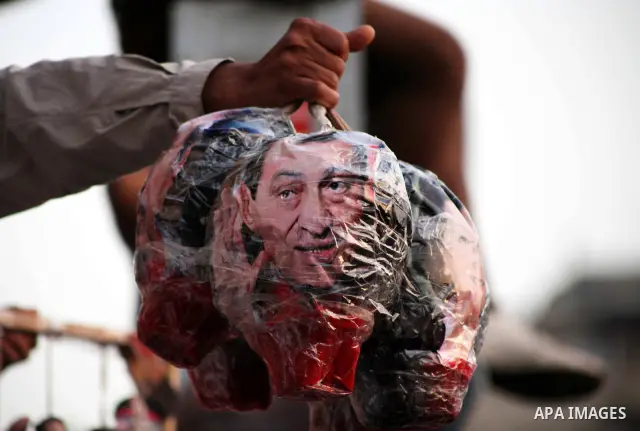 Egyptian protesters demonstrate a day after a court sentenced deposed president Hosni Mubarak to life in prison, at Tahrir Square in Cairo June 3, 2012. Egyptian pro-democracy campaigners called for a new uprising on Sun...