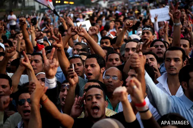 Egyptian protesters demonstrate a day after a court sentenced deposed president Hosni Mubarak to life in prison, at Tahrir Square in Cairo June 3, 2012. Egyptian pro-democracy campaigners called for a new uprising on Sun...