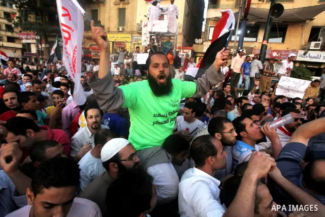 Egyptian protesters demonstrate a day after a court sentenced deposed president Hosni Mubarak to life in prison, at Tahrir Square in Cairo June 3, 2012. Egyptian pro-democracy campaigners called for a new uprising on Sun...