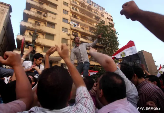 Egyptian protesters demonstrate a day after a court sentenced deposed president Hosni Mubarak to life in prison, at Tahrir Square in Cairo June 3, 2012. Egyptian pro-democracy campaigners called for a new uprising on Sun...
