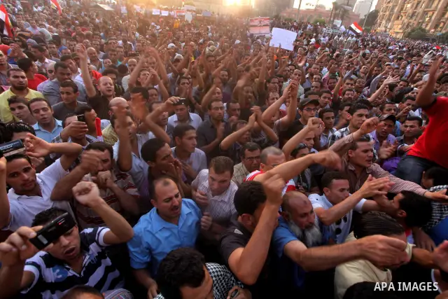 Egyptian protesters demonstrate a day after a court sentenced deposed president Hosni Mubarak to life in prison, at Tahrir Square in Cairo June 3, 2012. Egyptian pro-democracy campaigners called for a new uprising on Sun...