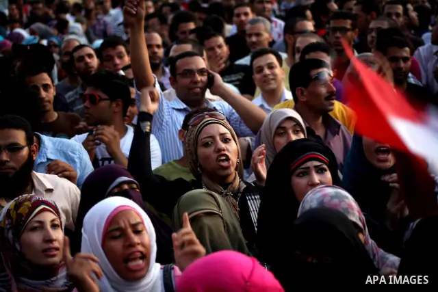 Egyptian protesters demonstrate a day after a court sentenced deposed president Hosni Mubarak to life in prison, at Tahrir Square in Cairo June 3, 2012. Egyptian pro-democracy campaigners called for a new uprising on Sun...