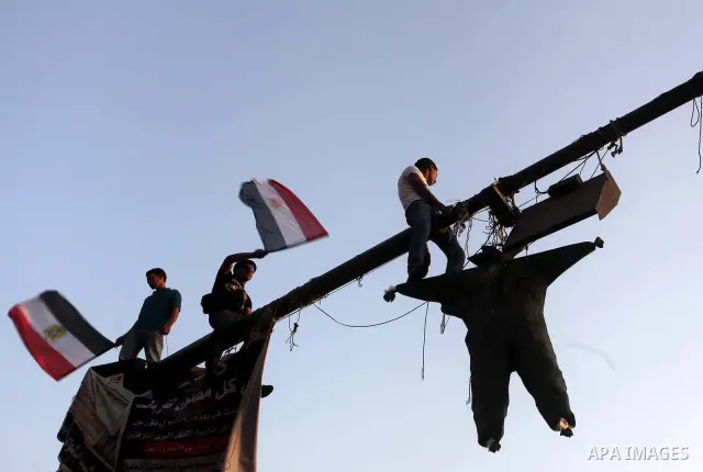 Egyptian protesters demonstrate a day after a court sentenced deposed president Hosni Mubarak to life in prison, at Tahrir Square in Cairo June 3, 2012. Egyptian pro-democracy campaigners called for a new uprising on Sun...