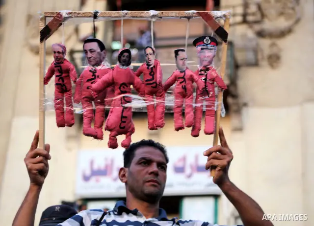 Egyptian protesters demonstrate a day after a court sentenced deposed president Hosni Mubarak to life in prison, at Tahrir Square in Cairo June 3, 2012. Egyptian pro-democracy campaigners called for a new uprising on Sun...