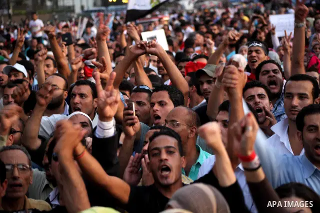 Egyptian protesters demonstrate a day after a court sentenced deposed president Hosni Mubarak to life in prison, at Tahrir Square in Cairo June 3, 2012. Egyptian pro-democracy campaigners called for a new uprising on Sun...