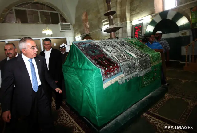 Palestinian Prime Minister, Salam Fayyad, visits the village of Nabi Samuel in the west of Jerusalem, on June 04, 2012. Photo by Mustafa Abu Dayeh