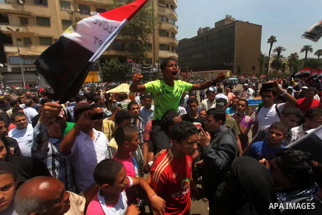 Egyptian protesters shout slogans against former President Hosni Mubarak and his aides during the third day of protests after the announcement of the verdict in their trial, in Tahrir square, Cairo, Egypt, 04 June 2012....
