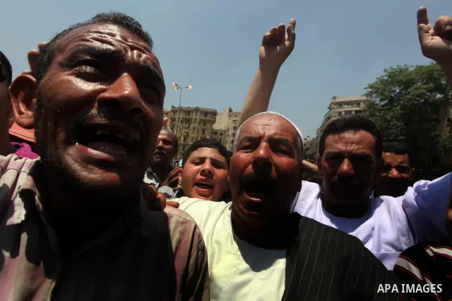 Egyptian protesters shout slogans against former President Hosni Mubarak and his aides during the third day of protests after the announcement of the verdict in their trial, in Tahrir square, Cairo, Egypt, 04 June 2012....