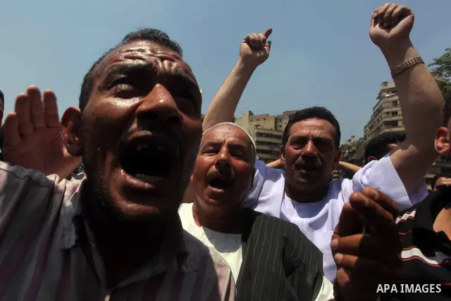 Egyptian protesters shout slogans against former President Hosni Mubarak and his aides during the third day of protests after the announcement of the verdict in their trial, in Tahrir square, Cairo, Egypt, 04 June 2012....