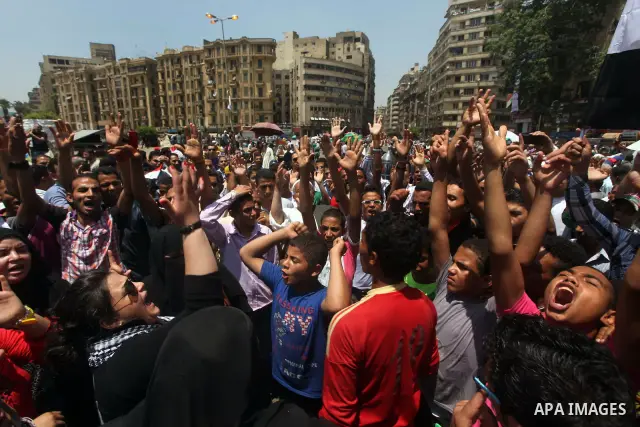 Egyptian protesters shout slogans against former President Hosni Mubarak and his aides during the third day of protests after the announcement of the verdict in their trial, in Tahrir square, Cairo, Egypt, 04 June 2012....