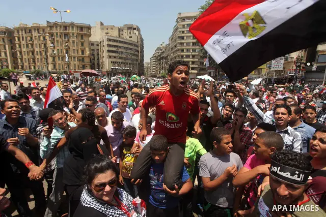 Egyptian protesters shout slogans against former President Hosni Mubarak and his aides during the third day of protests after the announcement of the verdict in their trial, in Tahrir square, Cairo, Egypt, 04 June 2012....