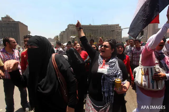 Egyptian protesters shout slogans against former President Hosni Mubarak and his aides during the third day of protests after the announcement of the verdict in their trial, in Tahrir square, Cairo, Egypt, 04 June 2012....