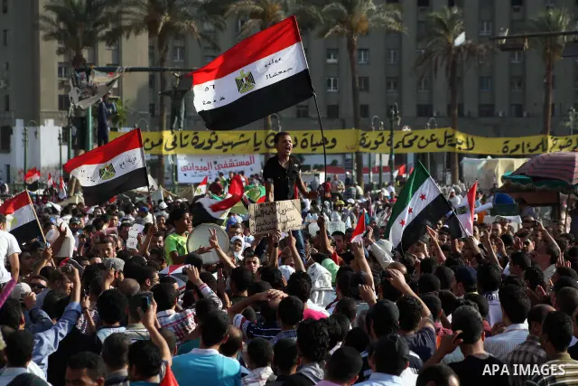 Egyptian protesters shout slogans against former President Hosni Mubarak and his aides during the third day of protests after the announcement of the verdict in their trial, in Tahrir square, Cairo, Egypt, 04 June 2012....