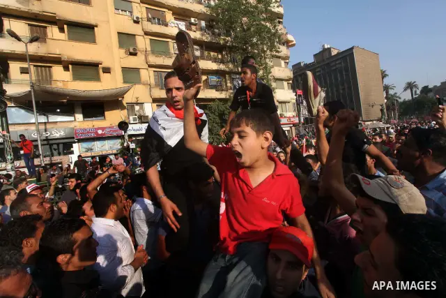 Egyptian protesters shout slogans against former President Hosni Mubarak and his aides during the third day of protests after the announcement of the verdict in their trial, in Tahrir square, Cairo, Egypt, 04 June 2012....