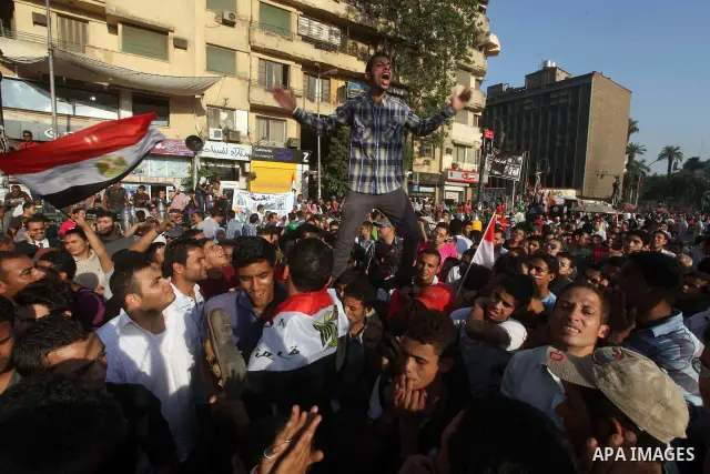 Egyptian protesters shout slogans against former President Hosni Mubarak and his aides during the third day of protests after the announcement of the verdict in their trial, in Tahrir square, Cairo, Egypt, 04 June 2012....