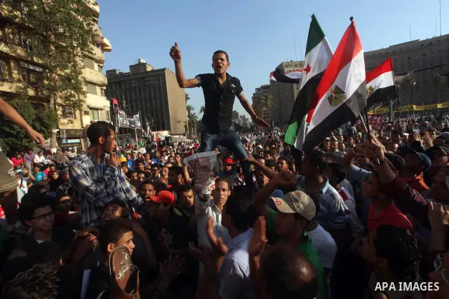 Egyptian protesters shout slogans against former President Hosni Mubarak and his aides during the third day of protests after the announcement of the verdict in their trial, in Tahrir square, Cairo, Egypt, 04 June 2012....