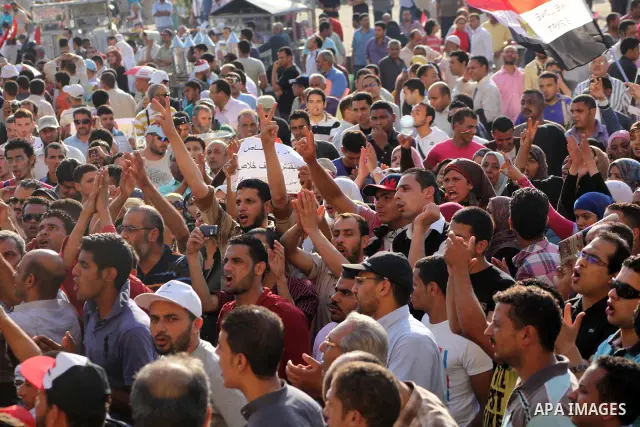 Egyptian protesters shout slogans against former President Hosni Mubarak and his aides during the third day of protests after the announcement of the verdict in their trial, in Tahrir square, Cairo, Egypt, 04 June 2012....